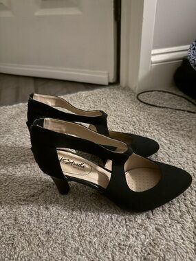 Life Stride Black Suede Cutout Heel Pump